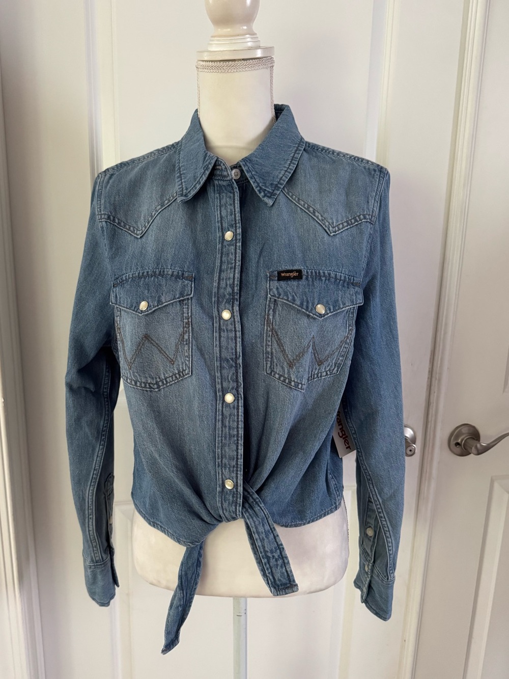 WRANGLER WOMEN'S TIE FRONT WESTERN SHIRT. Size L. MSRP $54.99 - Picture 17 of 17
